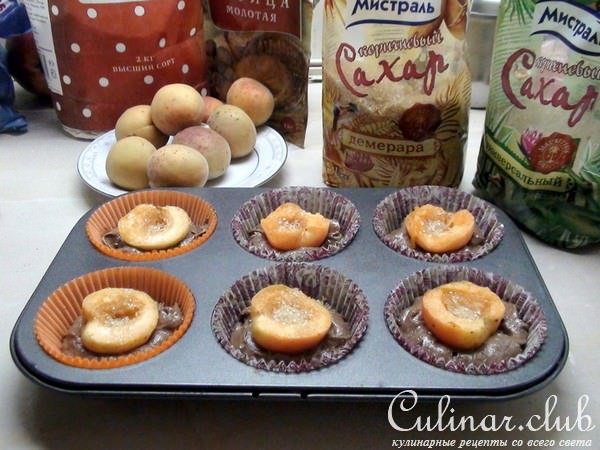 Шоколадные кексы с абрикосами и карамельной меренгой.