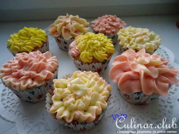 Бисквитные капкейки с клубничным курдом