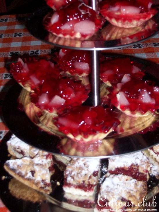 Корзиночки с маринованной грушой с желе