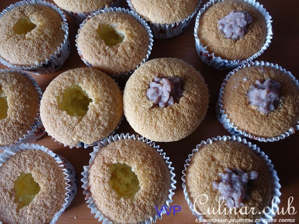 Бисквитные капкейки с клубничным курдом