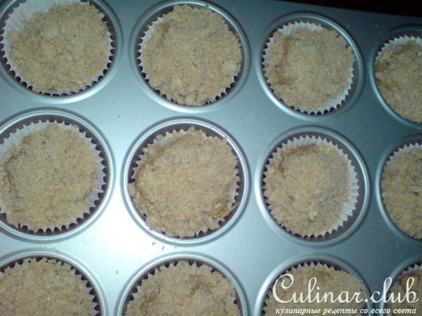 Маффины из коричного теста с грушами под коричной крошкой