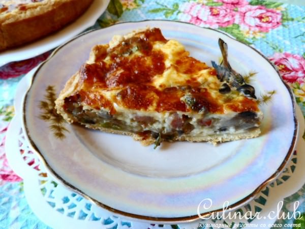 Киш с грибами сыром и беконом.