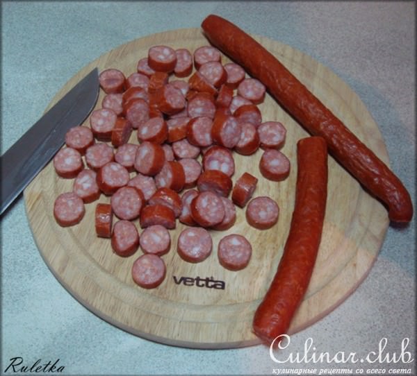 Открытый пирог из картофельного теста с копчёными колбасками и квашеной капустой.