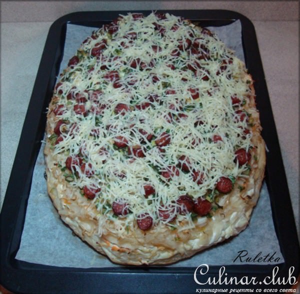 Открытый пирог из картофельного теста с копчёными колбасками и квашеной капустой.
