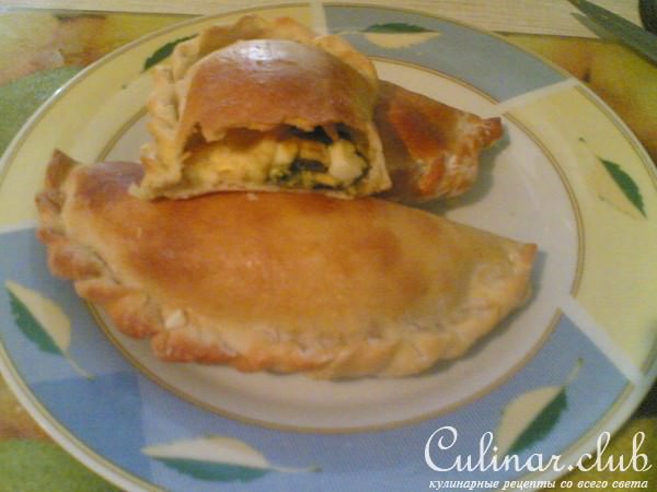 кальцоне со шпинатом и яйцом