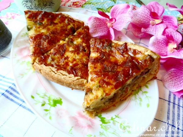 Киш с грибами сыром и беконом.