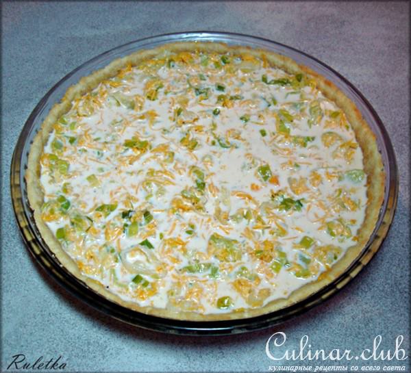 Сочный песочный киш с луком-пореем и сыром.