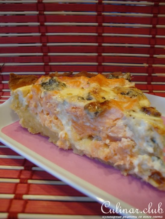 Чесночный киш с форелью,пармезаном и голубым сыром