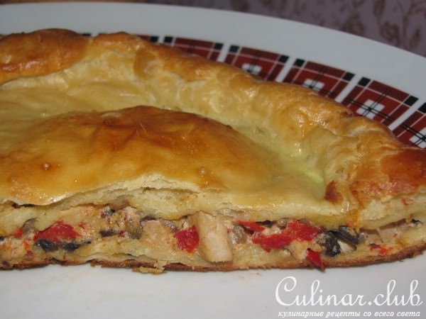 Куриное рагу с грибами в слоёном тесте