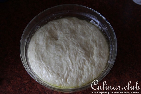 Пирог с индейкой, сыром бри и клюквенным соусом