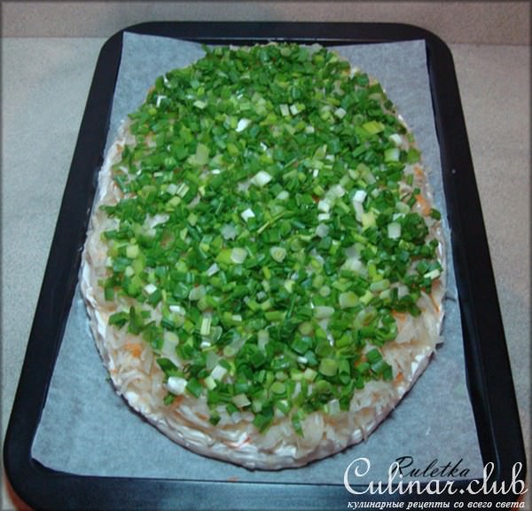 Открытый пирог из картофельного теста с копчёными колбасками и квашеной капустой.