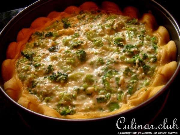 Открытый пирог с брокколи и сыром