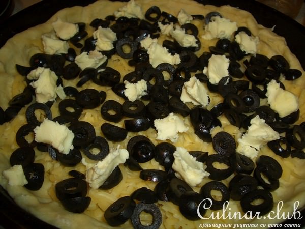 Сырный пирог с маслинами