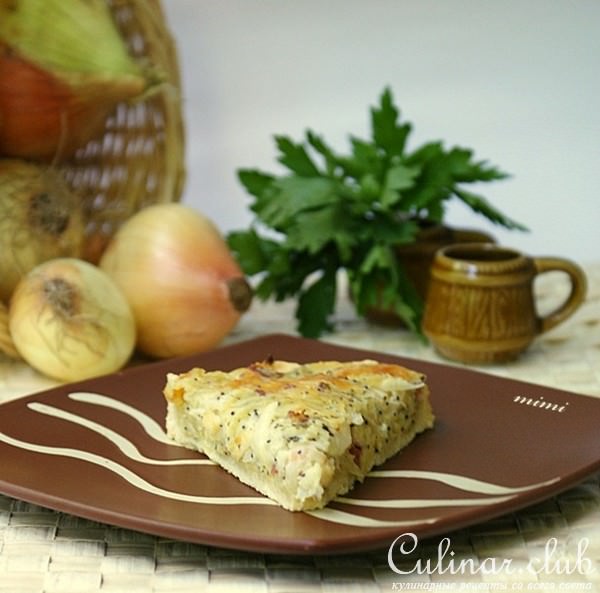 киш с луком, яблоками и маком