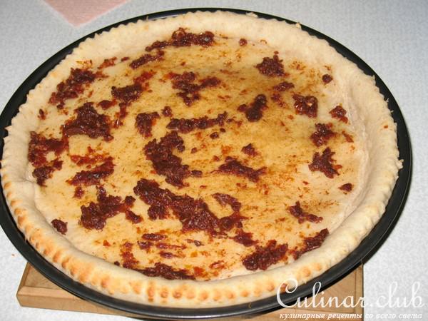 Открытый пирог с тыквой, пеперони и копченым сыром.