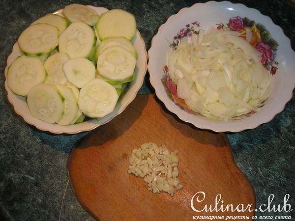 Пирог-запеканка из кабачка-цукини и курицы