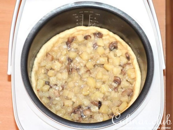 Пирог с картошкой и грибами в мультиварке