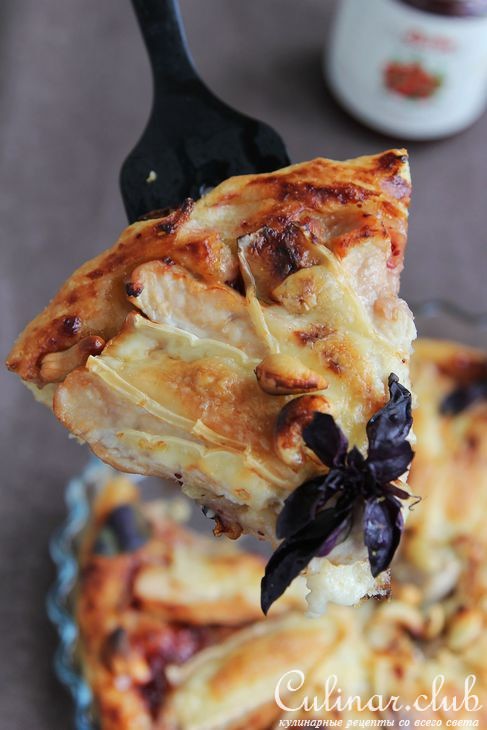 Пирог с индейкой, сыром бри и клюквенным соусом