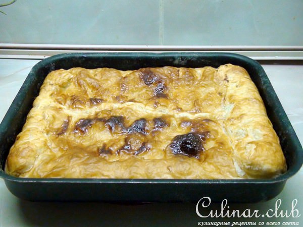 Пирог с рыбой, рисом и жареным луком.