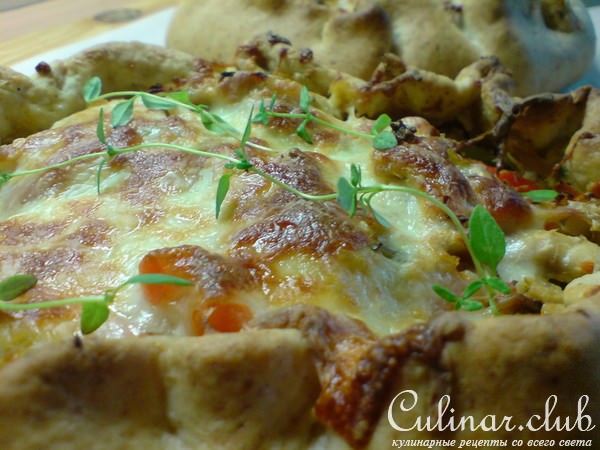 Провинциальный порционный пирог с курицей и овощами