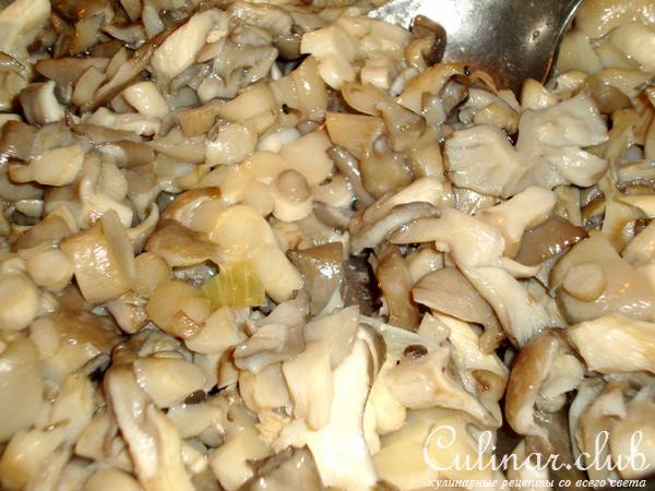Пирог с курицей, грибами и сыром