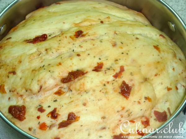 Постные булочки с вялеными томатами и травами