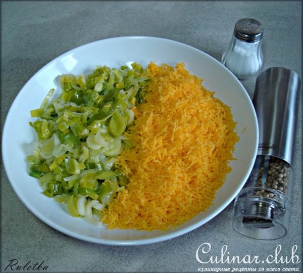 Сочный песочный киш с луком-пореем и сыром.