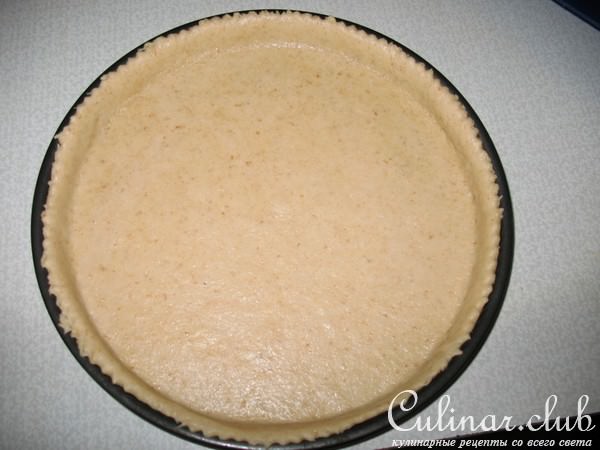 Открытый пирог с тыквой, пеперони и копченым сыром.
