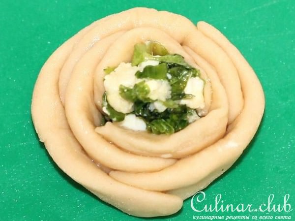Булочки-розочки с сырной начинкой