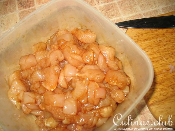 Киш с куриной грудкой, стручковой фасолью и сыром.