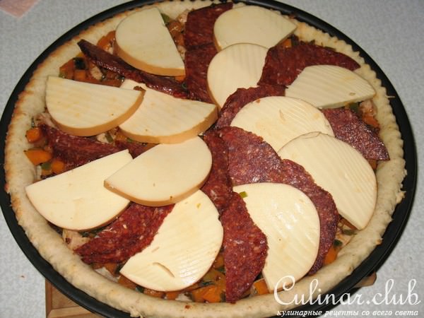 Открытый пирог с тыквой, пеперони и копченым сыром.