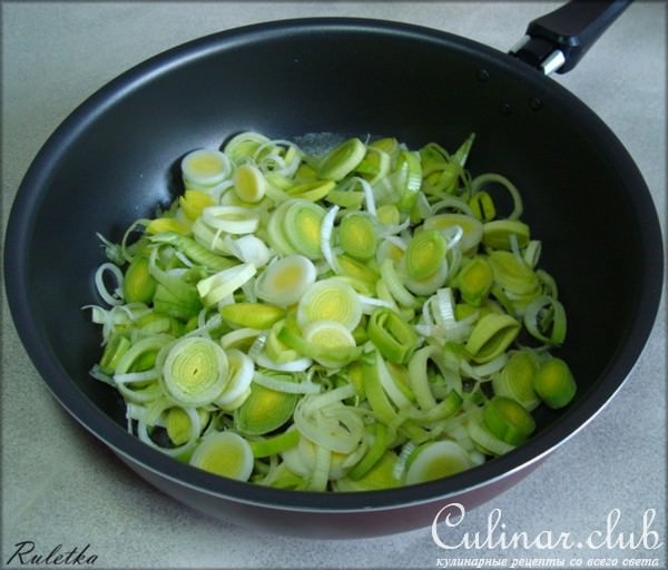Сочный песочный киш с луком-пореем и сыром.