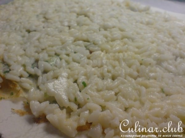 Новгородская рыбная кулебяка с лососем, рисом и яйцом