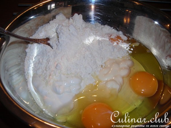 Заливной пирог с сайрой,рисом и жаренным луком