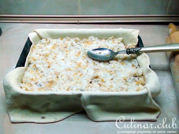 Пирог с рыбой, рисом и жареным луком.