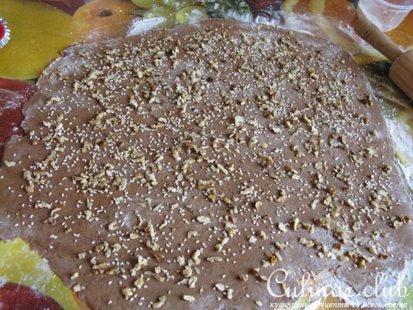Шоколадное печенье с орехами, кунжутом и шоколадом