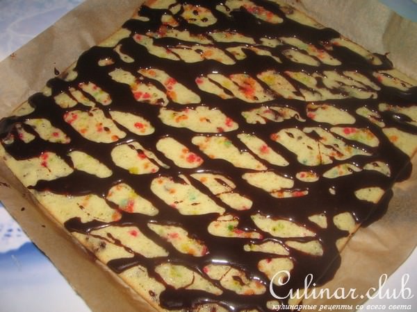 Печенье с изюмом и кусочками шоколадных конфет..