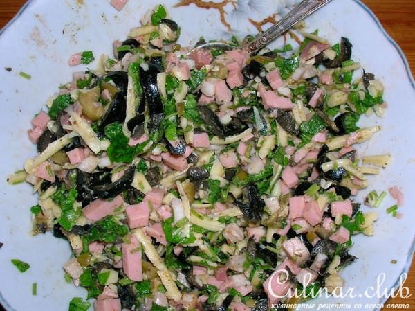 Закусочные мини-рулетики к супу с маслинами и ветчиной