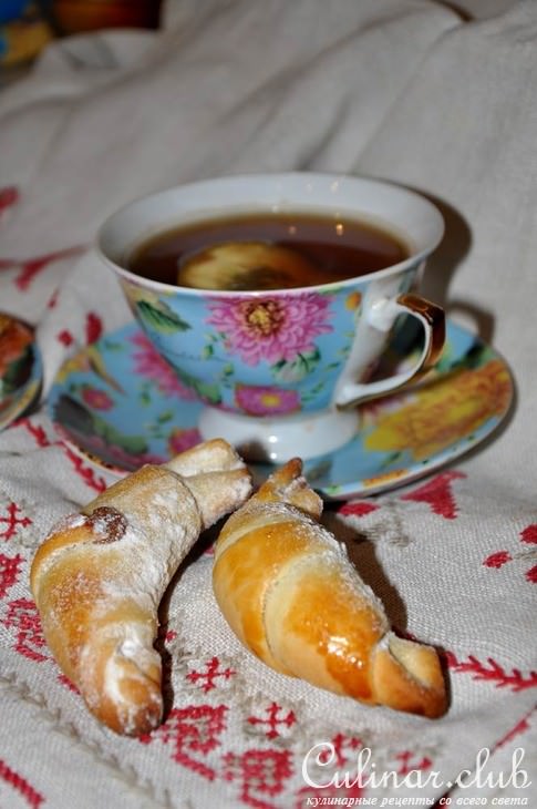 Рогалики со сгущенкой и орехами