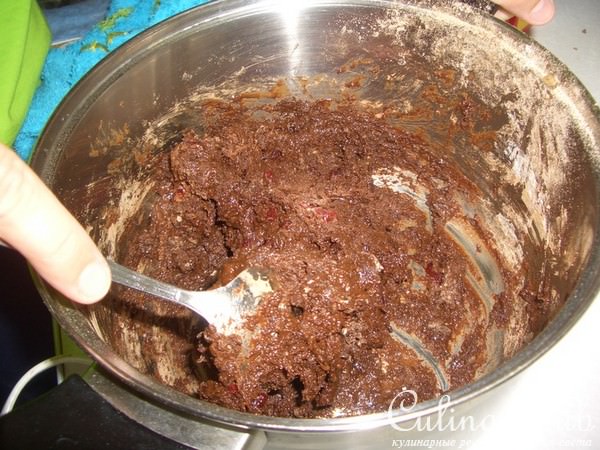 Шоколадное печенье с вишней