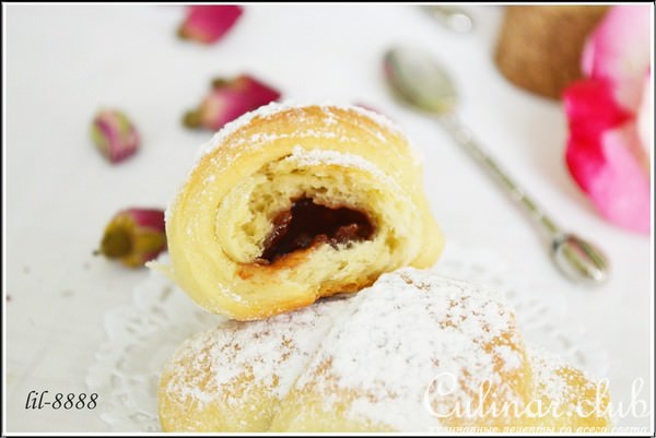 Рогалики с кизиловым джемом.