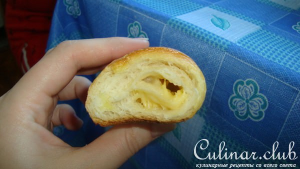 Полосатые кифле с сыром