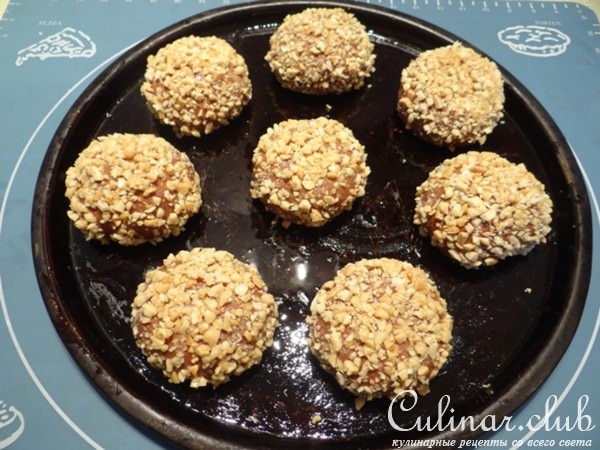 Шоколадные булочки с сырной начинкой и арахисом