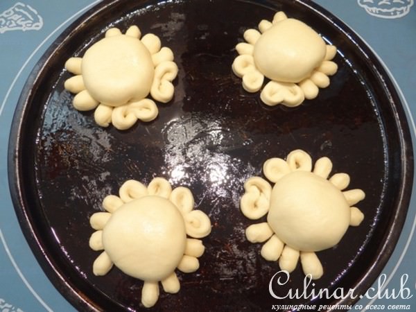 Пирожки "Крабики" с начинкой из творога и сушеной клюквы.