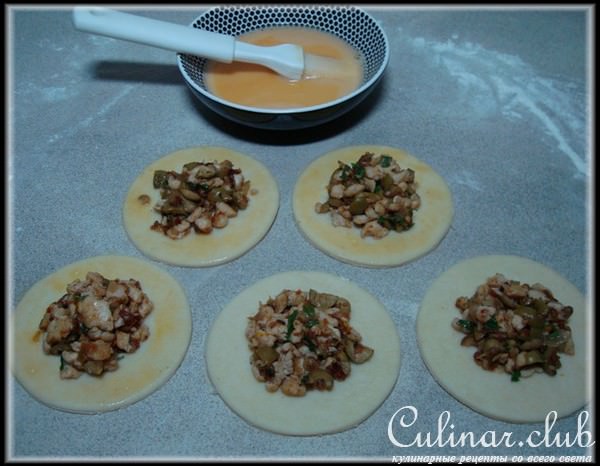 Пирожки empadas с куриным фаршем.