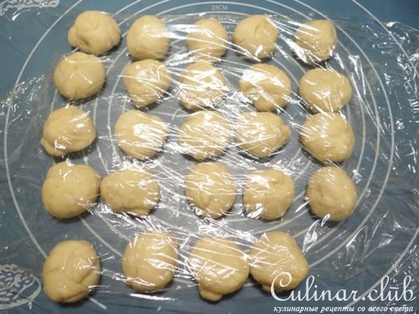 Булочки-веночки с миндальными лепестками