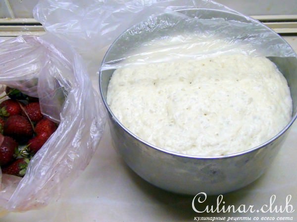 Ватрушки с клубникой и карамельным штрейзелем.