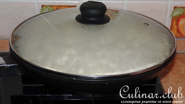 Жаренный пирог на кефире с сыром и луком