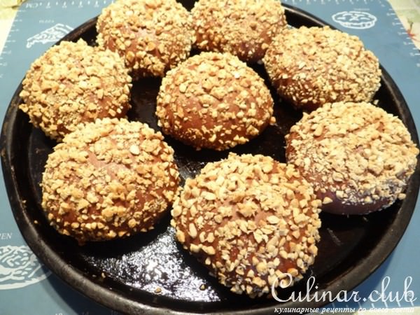 Шоколадные булочки с сырной начинкой и арахисом