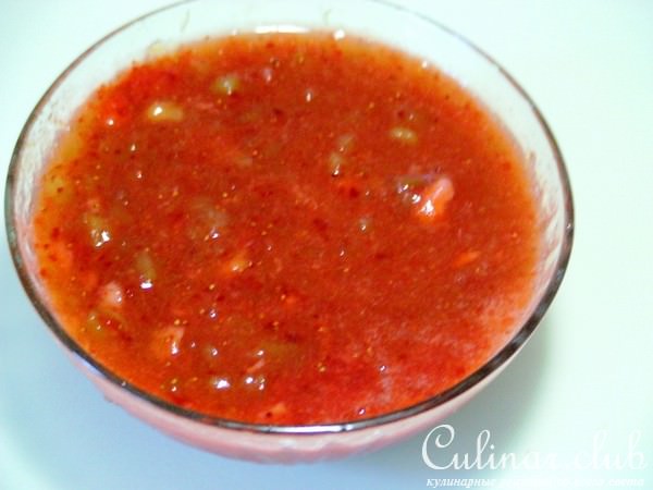 Булочки, запеченные в соусе из ревеня.